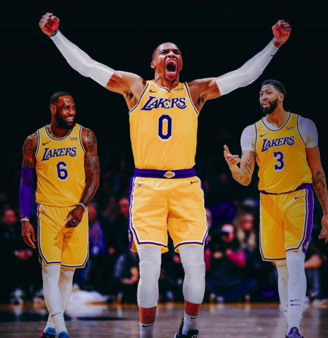 侧露出笑意 侧露出笑意