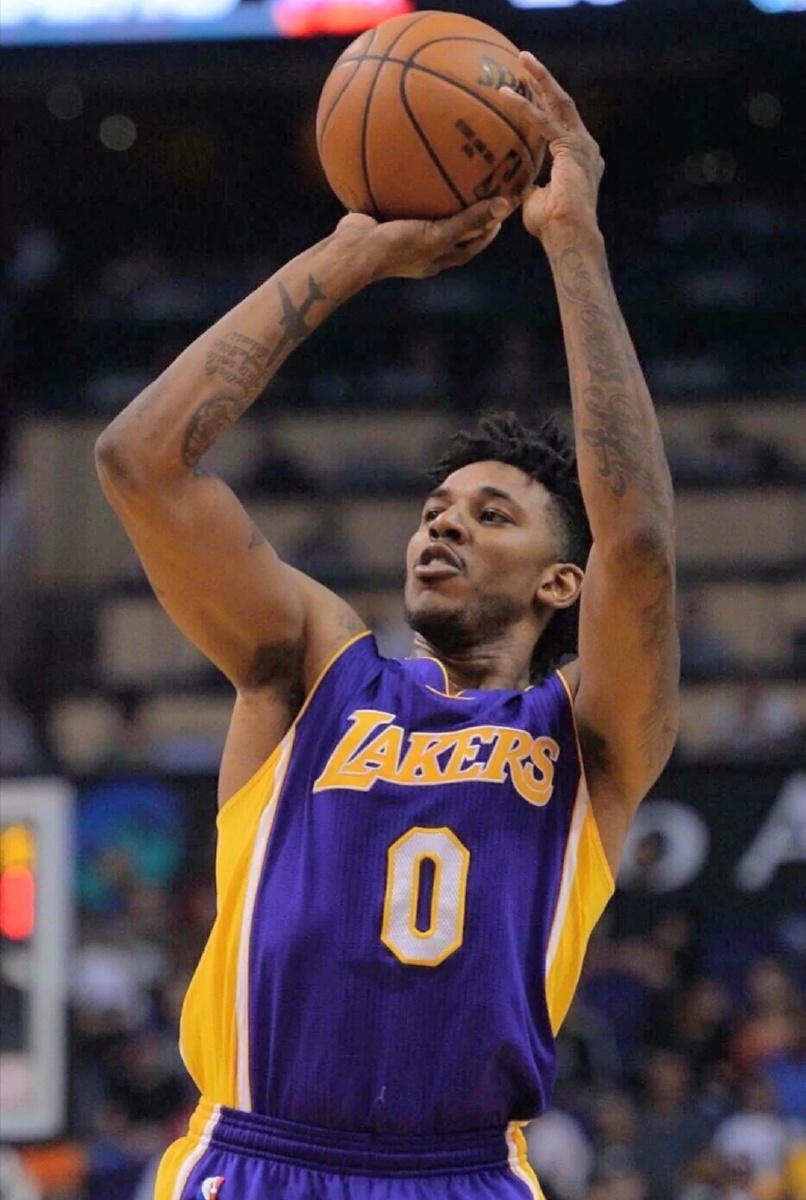 边后卫压上 边后卫压上